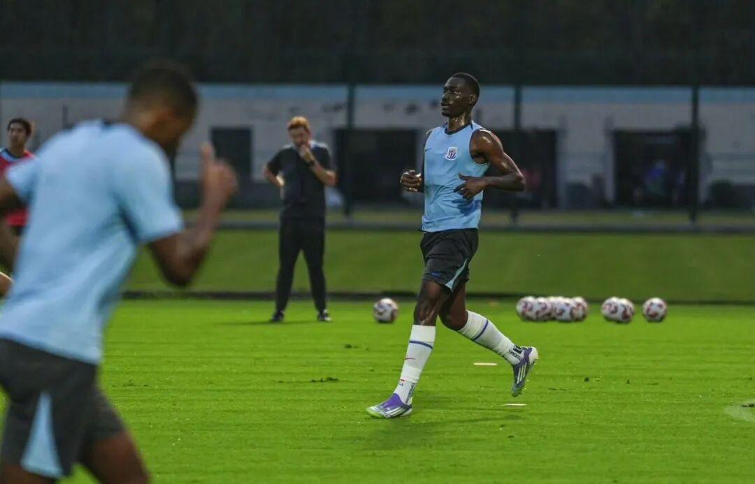 记者:阿苏埃未回非洲参加国家队比赛,申花将组织集体观影