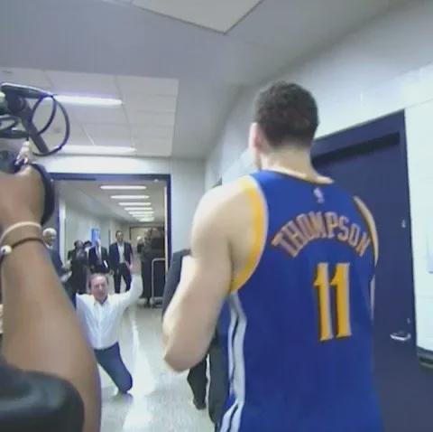 app下载-流弊!汤普森五场46中22!曝买断就联系湖人