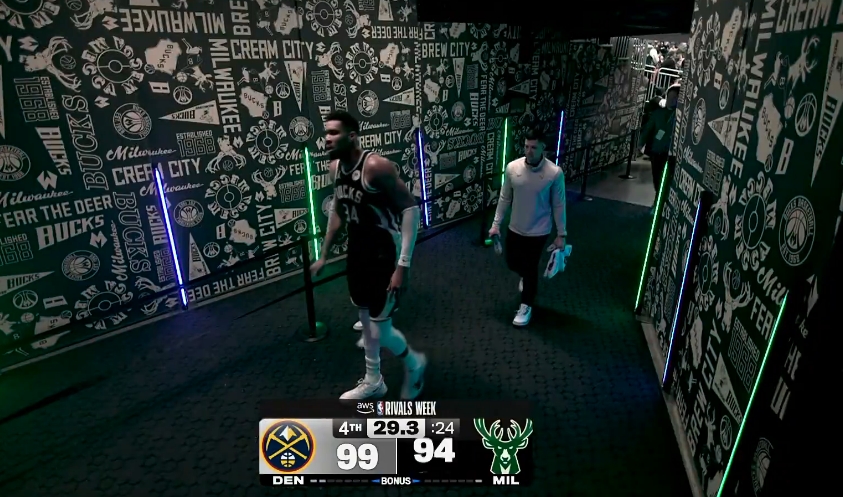 开云体育-沮丧！字母哥小腿不舒服啊 走去球员通道又回了替补席！