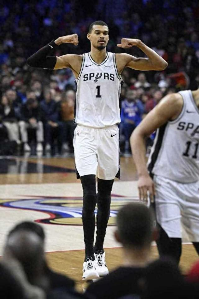 马刺8人上双大胜费城40分！文班6封盖送火锅盛宴 抢MVP还要冲冠|文班亚马|佩恩|圣安东尼奥马刺队|俄克拉荷马雷霆队|泰雷塞·马克西_新浪体育_新浪新闻