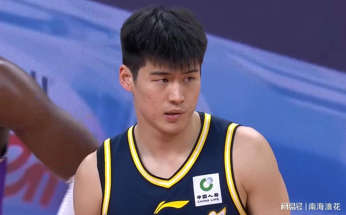 4场连续0分！为何国家队著名射手被杜锋用成废人？球迷一针见血