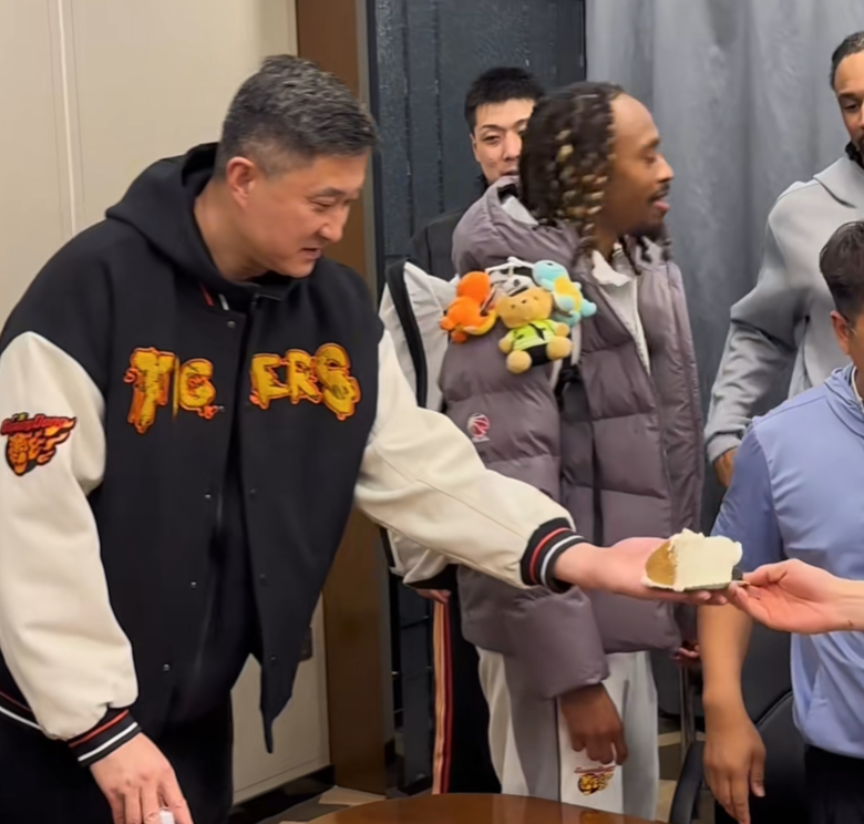 登录入口-广东为胡明轩庆生！杜锋高待遇，多人摁头往蛋糕砸，想报复却未果