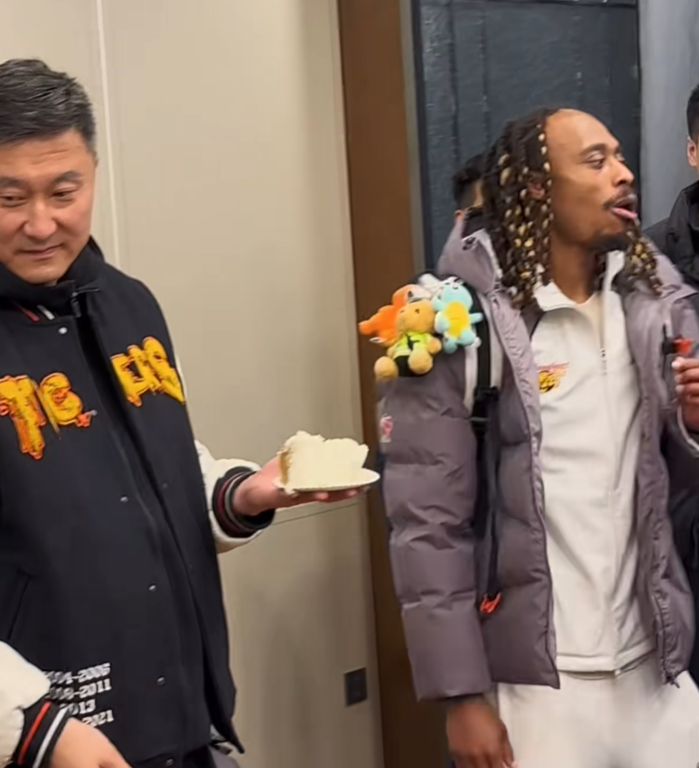 登录入口-广东为胡明轩庆生！杜锋高待遇，多人摁头往蛋糕砸，想报复却未果