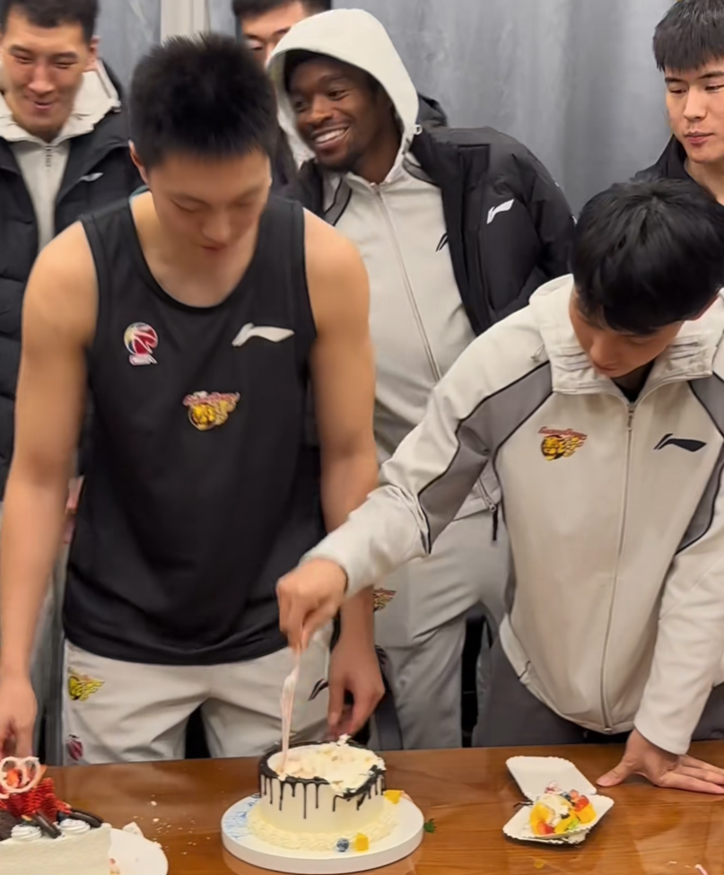 登录入口-广东为胡明轩庆生！杜锋高待遇，多人摁头往蛋糕砸，想报复却未果