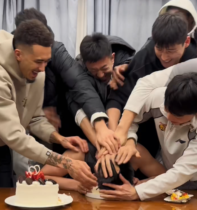 登录入口-广东为胡明轩庆生！杜锋高待遇，多人摁头往蛋糕砸，想报复却未果