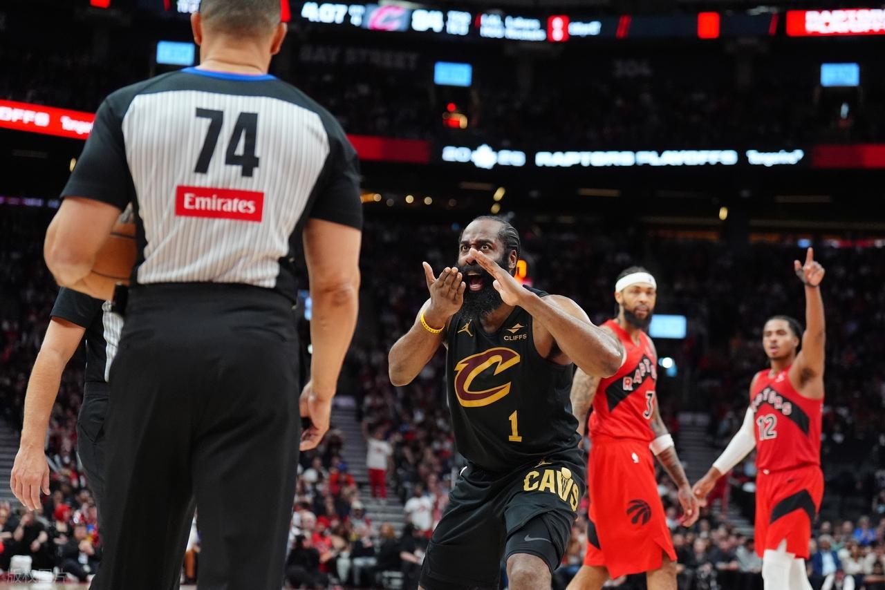 体育赛事-塔图姆轰30+11+7仍无缘日最佳,抱歉,文班打破NBA尘封22年的纪录