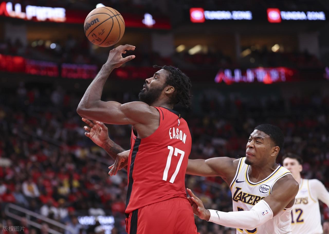 体育赛事-塔图姆轰30+11+7仍无缘日最佳,抱歉,文班打破NBA尘封22年的纪录